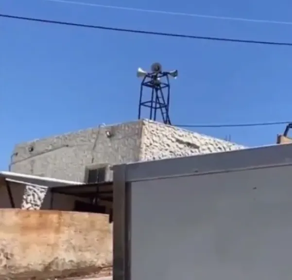 تعميم يلزم أئمة المساجد بخفض مكبرات الصوت في شبوة